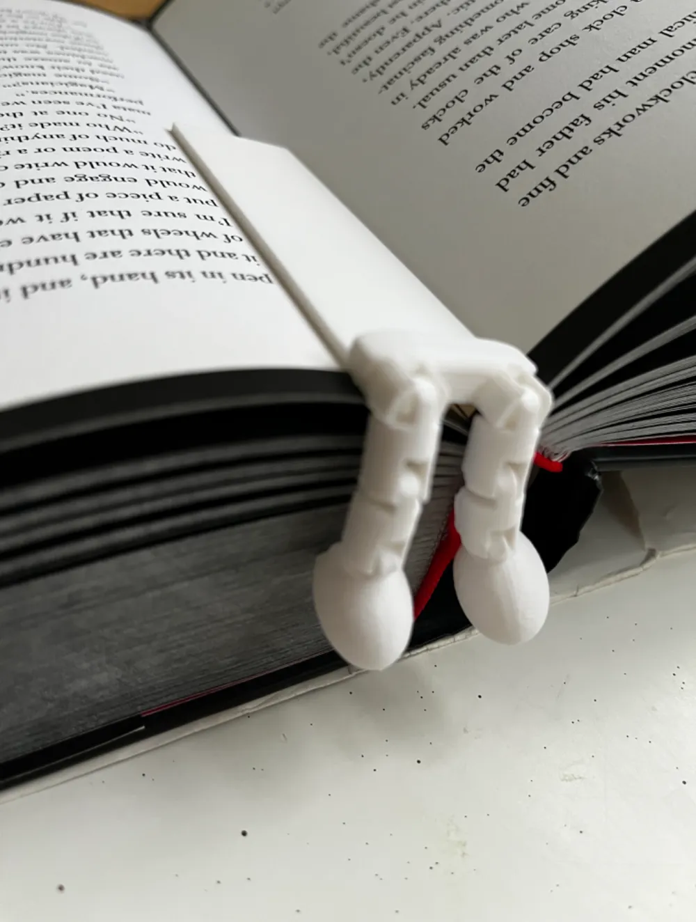 Marque-Page Insolite "Jambes Suspendues" – Accessoire de Lecture Original & Idée Cadeau